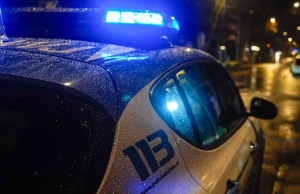 Rapina in strada: strappano il cellulare a una donna, due arresti