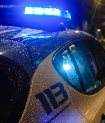 Rapina in strada: strappano il cellulare a una donna, due arresti