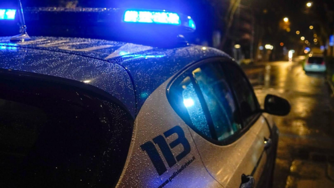 Rapina in strada strappano il cellulare a una donna, due arresti