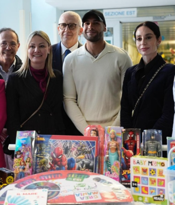 Santa Lucia in corsia: Jacobs emoziona i piccoli pazienti di Brescia