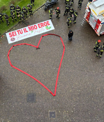 “Sei tu il mio eroe”: i Vigili del Fuoco portano il Natale in Pediatria