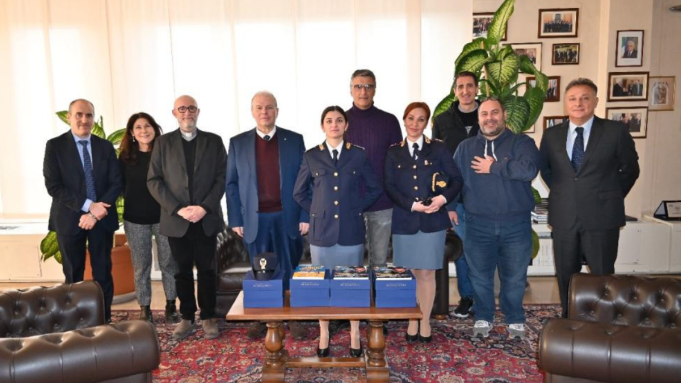 Un Natale che scalda il cuore la solidarietà entra in Questura