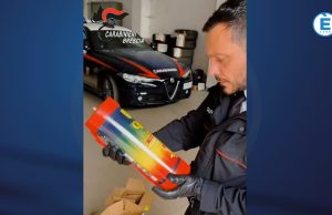 Pistole, taser e bombole di protossido di azoto nelle case degli “069”