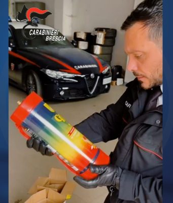 Pistole, taser e bombole di protossido di azoto nelle case degli “069”