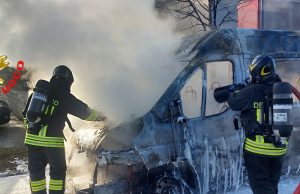 Furgone in fiamme in via Zappa: incendio domato, nessun ferito