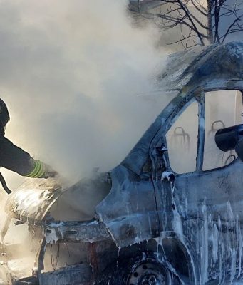 Furgone in fiamme in via Zappa: incendio domato, nessun ferito