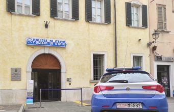 Fermato tenta la fuga ma finisce contro un palo, arrestato