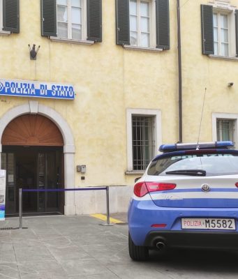 Fermato tenta la fuga ma finisce contro un palo, arrestato