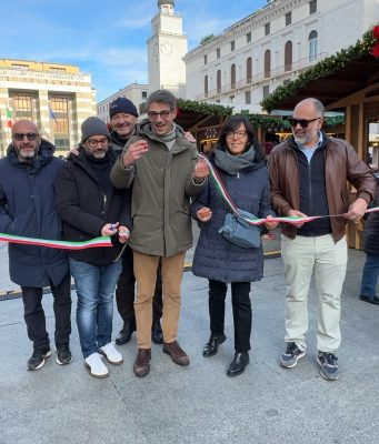 Taglio del nastro per il Villaggio di Natale. Entusiasti i visitatori