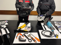 Abbandona l’auto e gli arnesi da scasso, poi si dilegua nei campi