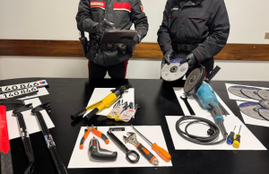 Abbandona l’auto e gli arnesi da scasso, poi si dilegua nei campi