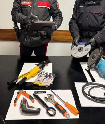 Abbandona l’auto e gli arnesi da scasso, poi si dilegua nei campi