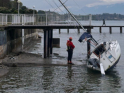 Barca a vela spiaggiata sul Garda: intervento dei vigili del fuoco