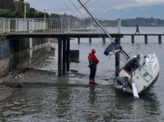 Barca a vela spiaggiata sul Garda: intervento dei vigili del fuoco