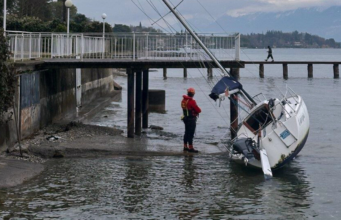 Barca a vela spiaggiata sul Garda: intervento dei vigili del fuoco