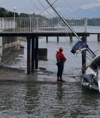 Barca a vela spiaggiata sul Garda: intervento dei vigili del fuoco