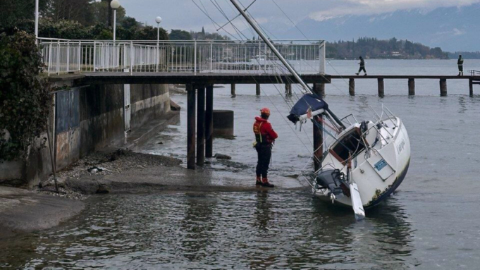 Barca a vela spiaggiata sul Garda intervento dei vigili del fuoco