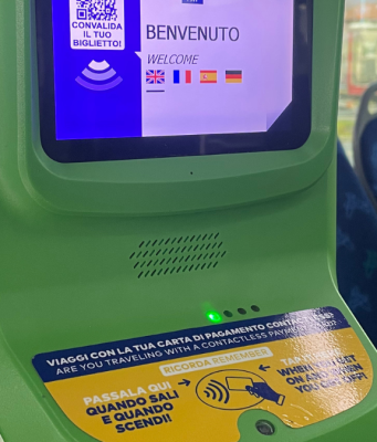 Biglietti magnetici addio: a Brescia arriva il QR code su metro e bus