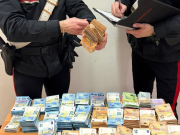 Fermato per un controllo, aveva in auto 440 mila euro in contanti