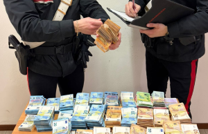 Fermato per un controllo, aveva in auto 440 mila euro in contanti