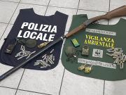 Caccia in zone protette con un fucile silenziato: fermato bracconiere