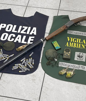 Caccia in zone protette con un fucile silenziato: fermato bracconiere
