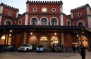 Coltelli, alcol e merce irregolare: raffica di denunce e sequestri