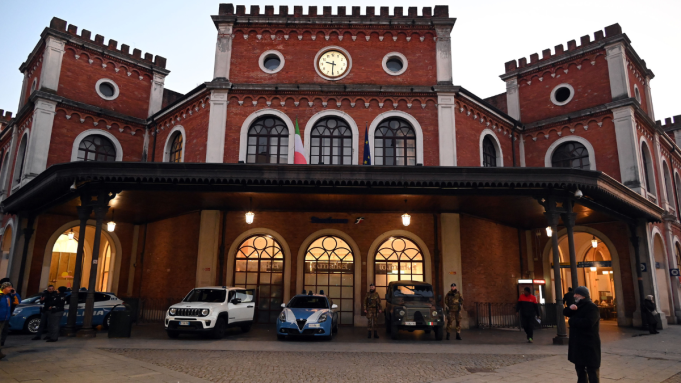 Coltelli, alcol e merce irregolare raffica di denunce e sequestri