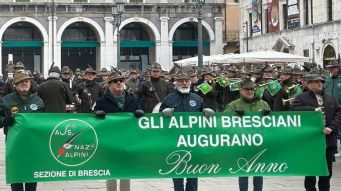 Nel giorno dell’Epifania, Brescia ha rinnovato una delle sue tradizioni più sentite: il saluto degli Alpini alla città, un appuntamento che ogni anno unisce memoria, identità e auguri per il nuovo anno. Le penne nere bresciane si sono ritrovate in via San Faustino, sfilando poi nel cuore del centro storico. Un corteo composto e partecipato, accompagnato dalla fanfara della Valle Camonica. La marcia ha raggiunto Piazza della Loggia, dove gli Alpini hanno rivolto il tradizionale augurio all’Amministrazione comunale. Da qui la sfilata è proseguita lungo le vie principali del centro. Giunti al Teatro Grande, la fanfara ha suonato tipici brani alpini, prima di concludere il percorso in piazzale Arnaldo con gli auguri alla città. Un rito semplice ma carico di significato, che anche quest’anno ha confermato il forte legame tra Brescia e i suoi Alpini.