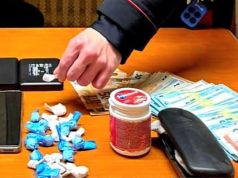Fugge nel centro del Paese. Beccato con cocaina e 2mila euro