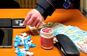Fugge nel centro del Paese. Beccato con cocaina e 2mila euro