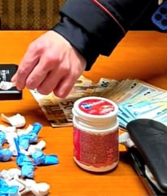 Fugge nel centro del Paese. Beccato con cocaina e 2mila euro