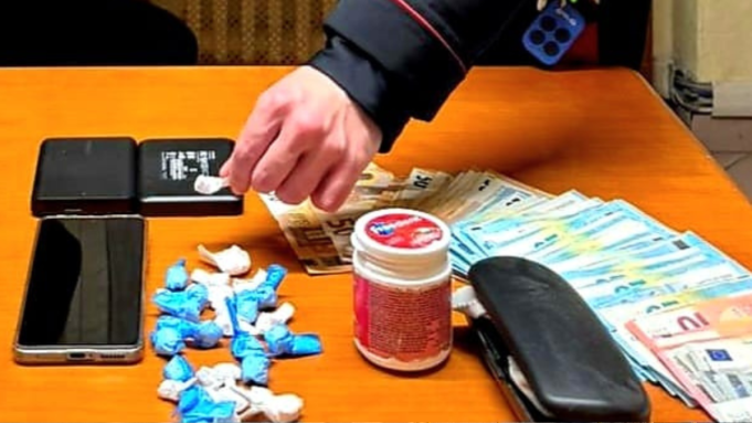 Fugge nel centro del Paese. Beccato con cocaina e 2mila euro