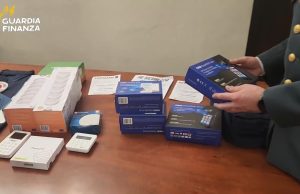 Truffavano gli anziani vendendo “rilevatori del gas”. Arrestato il “dominus”