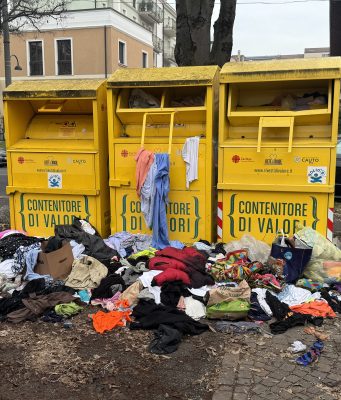 Cassonetti gialli, per quanto ancora vedremo questo “schifo”?