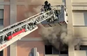 Fiamme in via Dalmazia, portati sul tetto dai Vigili del fuoco