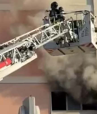 Fiamme in via Dalmazia, portati sul tetto dai Vigili del fuoco