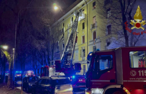 Incendio in via Schiavrdi: evacuate 13 persone, grave una donna