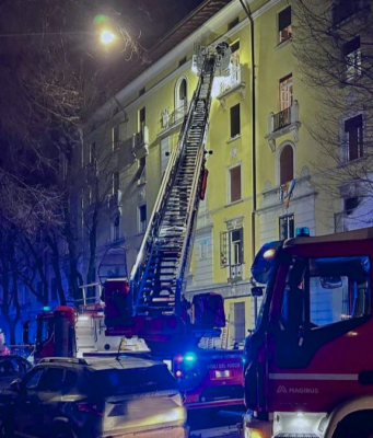 Incendio in via Schiavrdi: evacuate 13 persone, grave una donna
