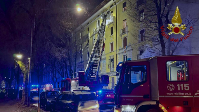 Incendio in via Schiavrdi evacuate 13 persone, grave una donna