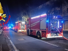 Incendio nella notte in via Buffalora, evacuati quattro appartamenti