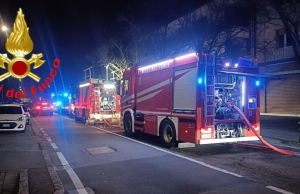 Incendio nella notte in via Buffalora, evacuati quattro appartamenti