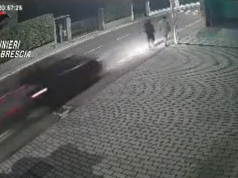 Investe due pedoni e scappa, ma lo specchietto lo incastra