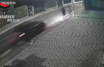 Investe due pedoni e scappa, ma lo specchietto lo incastra