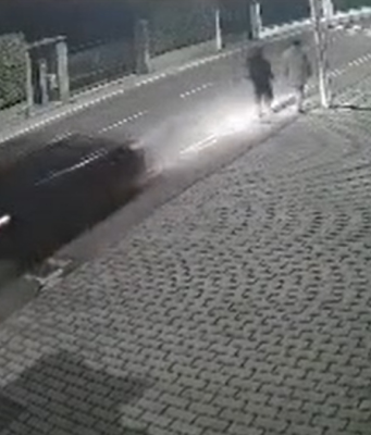 Investe due pedoni e scappa, ma lo specchietto lo incastra