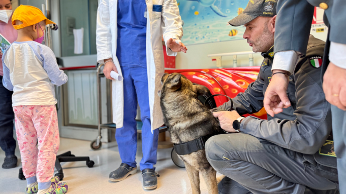La Guardia di Finanza incontra i piccoli pazienti agli Spedali Civili