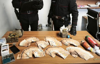 Maxi blitz antidroga: 17 arresti e oltre 84mila euro sequestrati