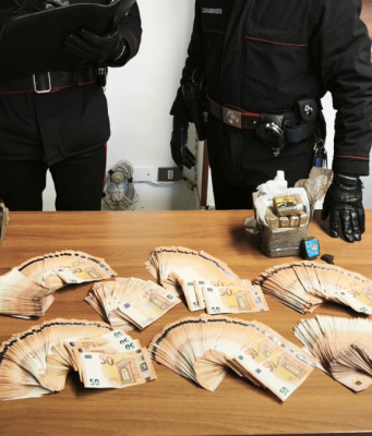 Maxi blitz antidroga: 17 arresti e oltre 84mila euro sequestrati