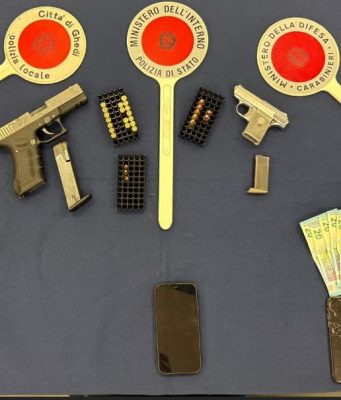 Sequestrano madre e figlio, lo picchiano e minacciano: arrestati