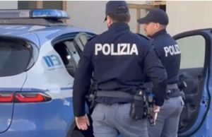 Ruba 9 bottiglie di whisky, scappa ma viene bloccato e arrestato